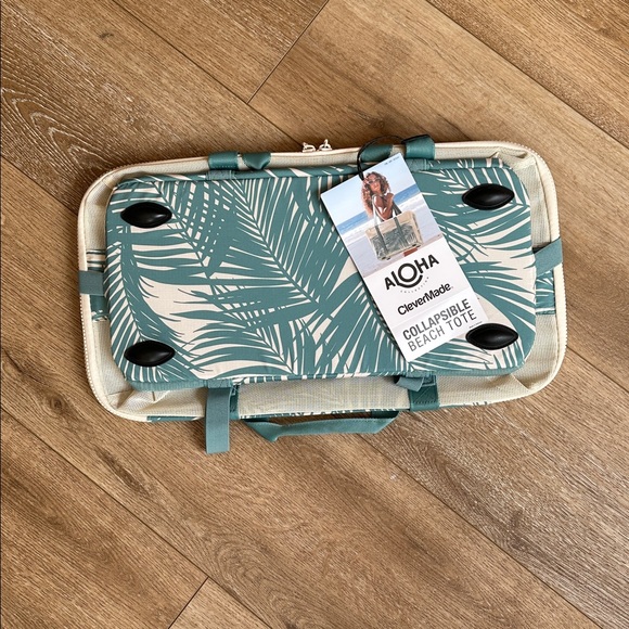 ALOHA Collection Handbags - NWT Aloha Collection Collapsible Beach Tote